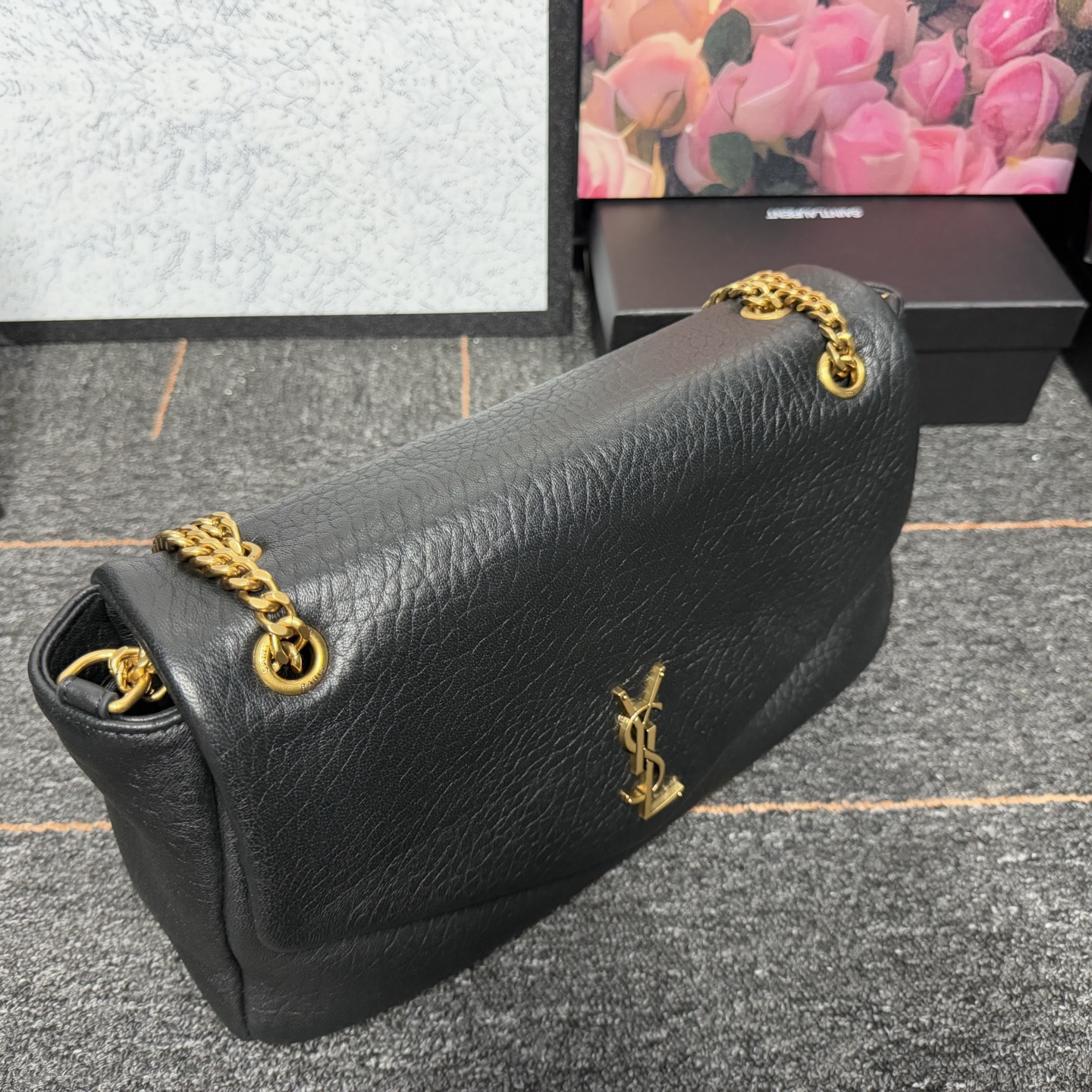 𝘾𝘼𝙇𝙔𝙋𝙎𝙊 简约而不失优雅圣罗兰的新标志性手袋！浓郁的法式风情！古铜色配件按扣开合、一个内部拉链口袋