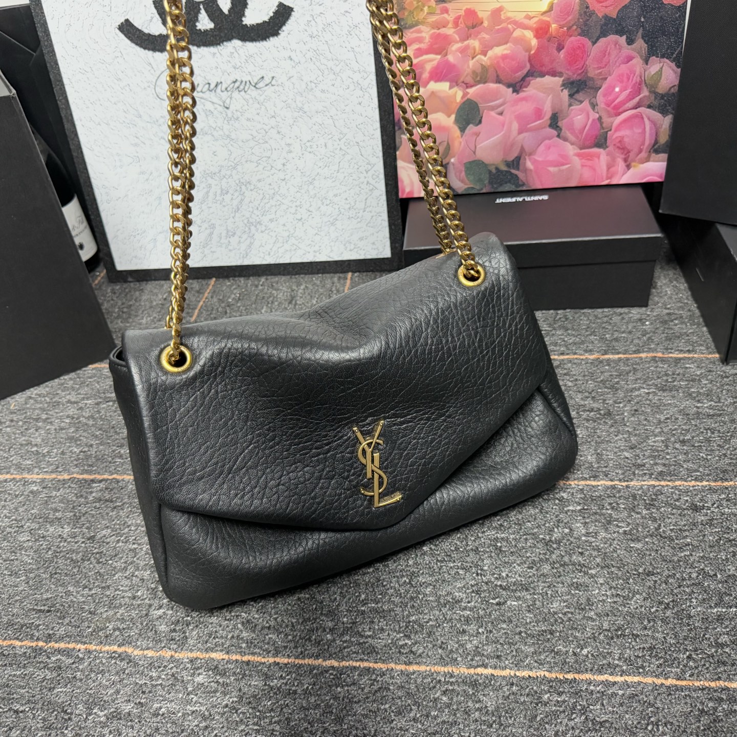 𝘾𝘼𝙇𝙔𝙋𝙎𝙊 简约而不失优雅圣罗兰的新标志性手袋！浓郁的法式风情！古铜色配件按扣开合、一个内部拉链口袋