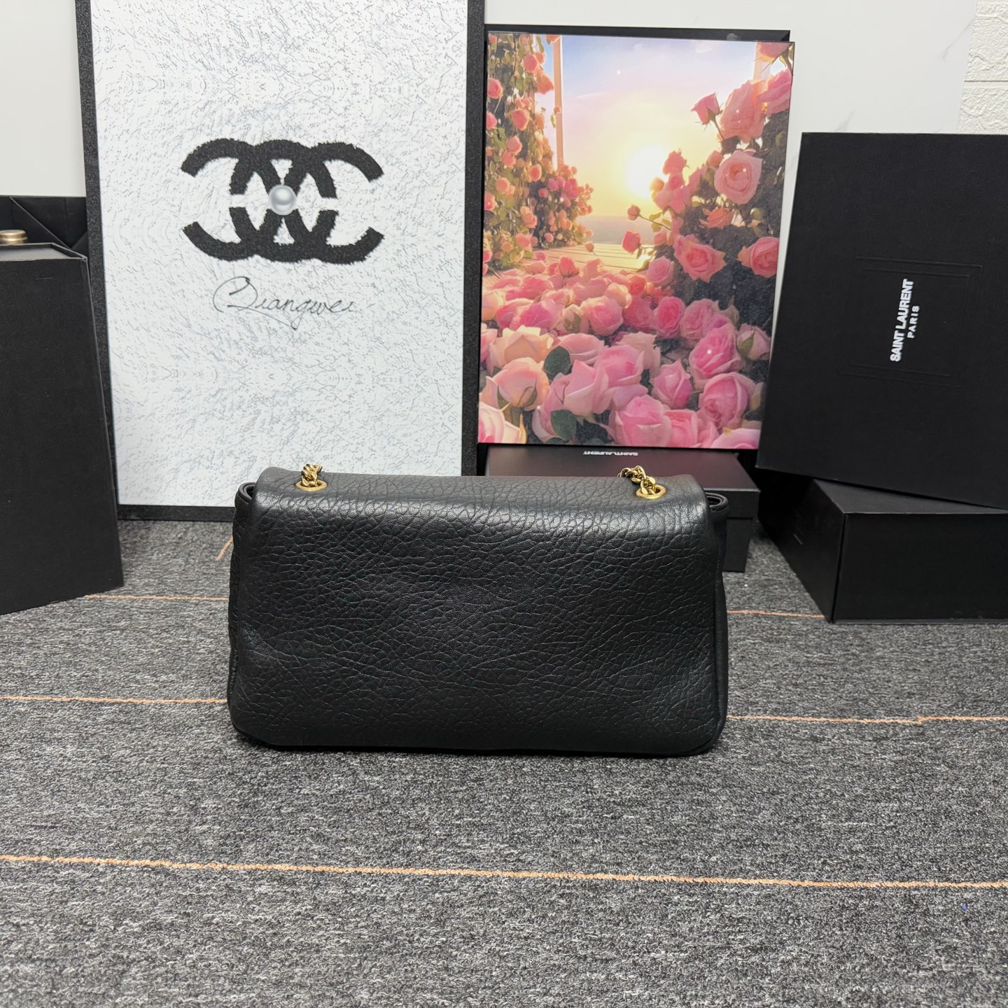 𝘾𝘼𝙇𝙔𝙋𝙎𝙊 简约而不失优雅圣罗兰的新标志性手袋！浓郁的法式风情！古铜色配件按扣开合、一个内部拉链口袋