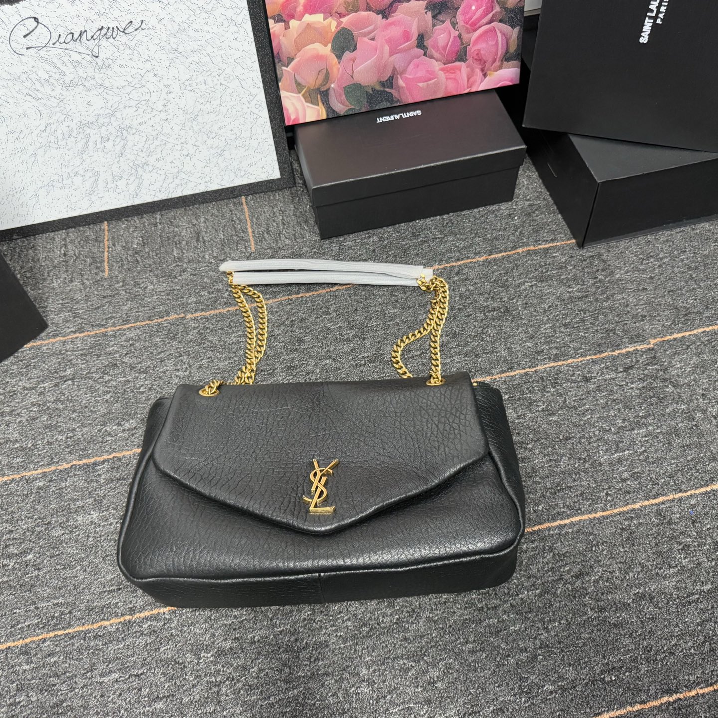 𝘾𝘼𝙇𝙔𝙋𝙎𝙊 简约而不失优雅圣罗兰的新标志性手袋！浓郁的法式风情！古铜色配件按扣开合、一个内部拉链口袋