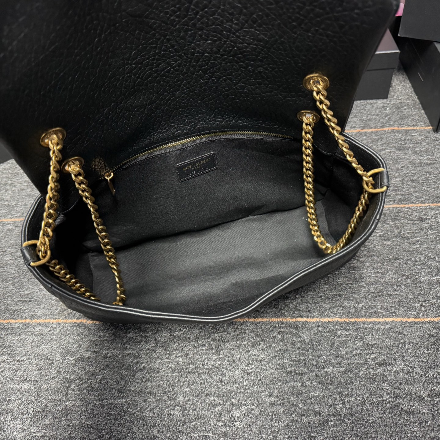 𝘾𝘼𝙇𝙔𝙋𝙎𝙊 简约而不失优雅圣罗兰的新标志性手袋！浓郁的法式风情！古铜色配件按扣开合、一个内部拉链口袋