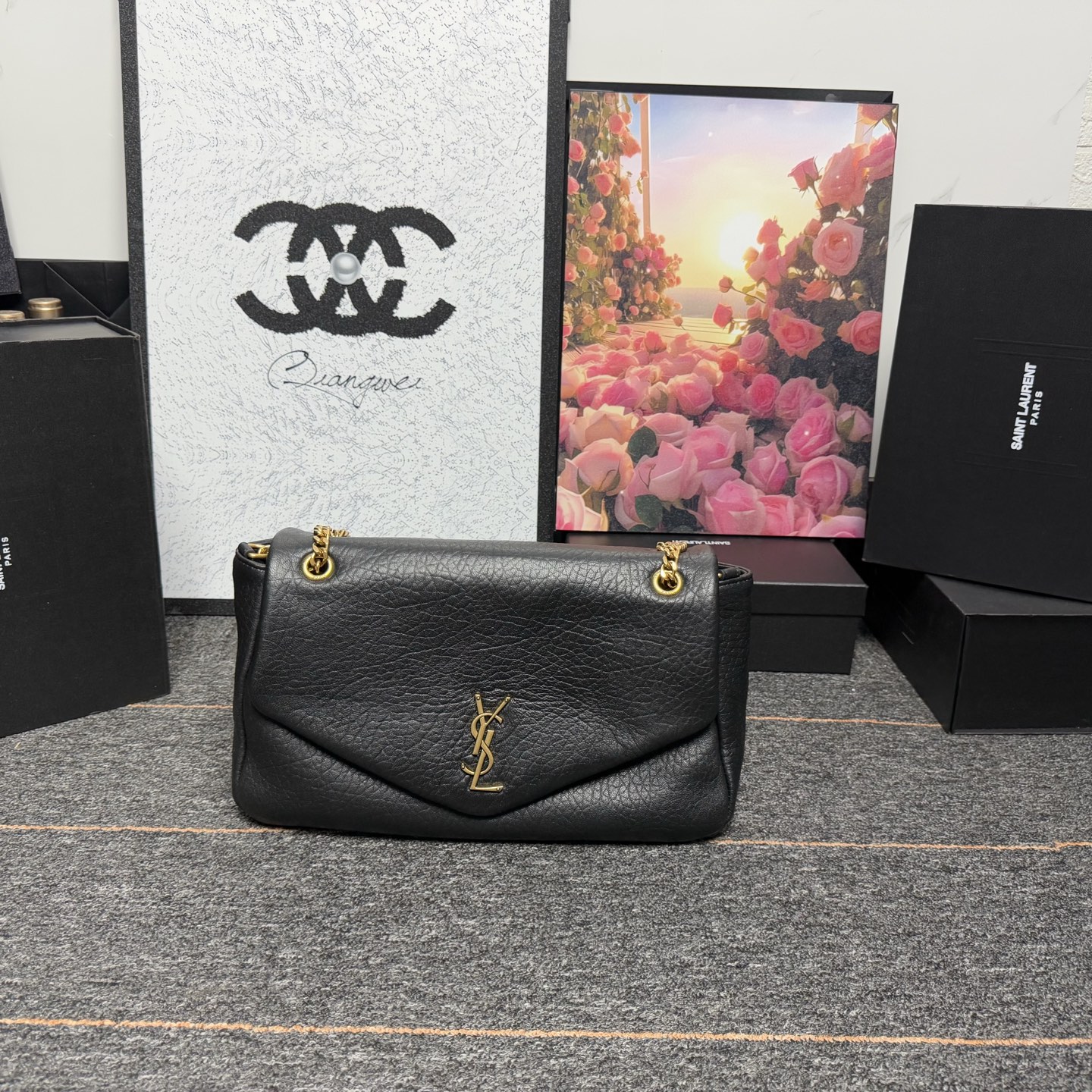 𝘾𝘼𝙇𝙔𝙋𝙎𝙊 简约而不失优雅圣罗兰的新标志性手袋！浓郁的法式风情！古铜色配件按扣开合、一个内部拉链口袋