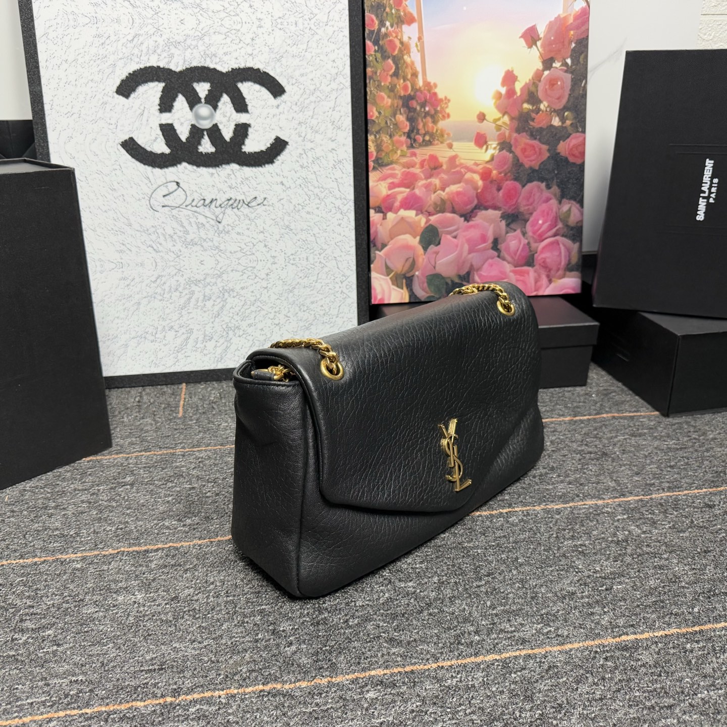 𝘾𝘼𝙇𝙔𝙋𝙎𝙊 简约而不失优雅圣罗兰的新标志性手袋！浓郁的法式风情！古铜色配件按扣开合、一个内部拉链口袋