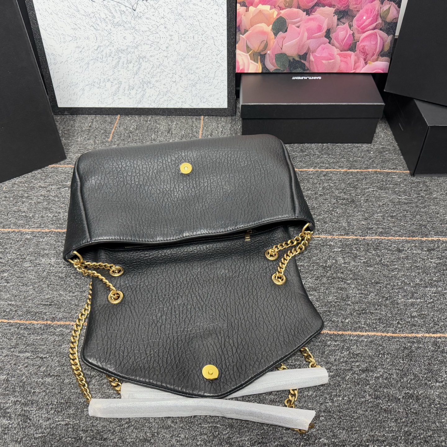 𝘾𝘼𝙇𝙔𝙋𝙎𝙊 简约而不失优雅圣罗兰的新标志性手袋！浓郁的法式风情！古铜色配件按扣开合、一个内部拉链口袋