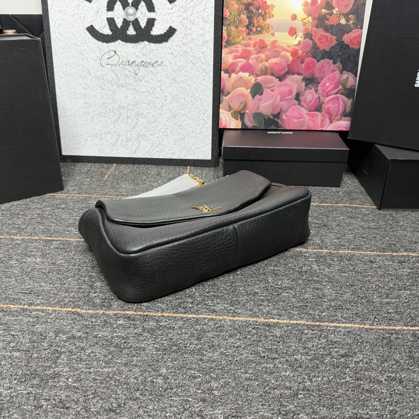 𝘾𝘼𝙇𝙔𝙋𝙎𝙊 简约而不失优雅圣罗兰的新标志性手袋！浓郁的法式风情！古铜色配件按扣开合、一个内部拉链口袋