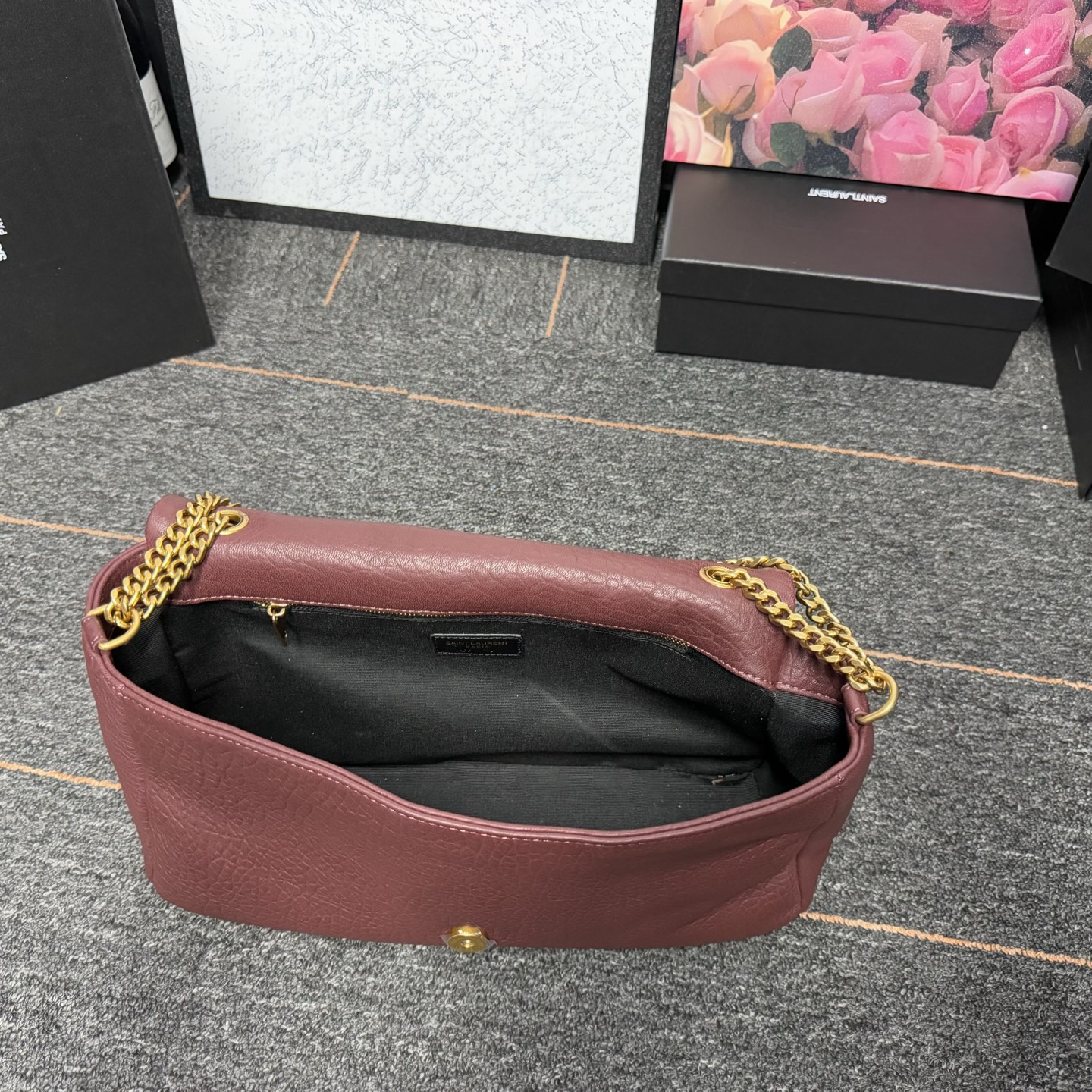 𝘾𝘼𝙇𝙔𝙋𝙎𝙊 简约而不失优雅圣罗兰的新标志性手袋！浓郁的法式风情！古铜色配件按扣开合、一个内部拉链口袋