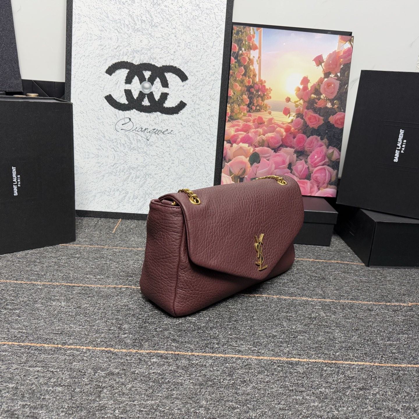 𝘾𝘼𝙇𝙔𝙋𝙎𝙊 简约而不失优雅圣罗兰的新标志性手袋！浓郁的法式风情！古铜色配件按扣开合、一个内部拉链口袋