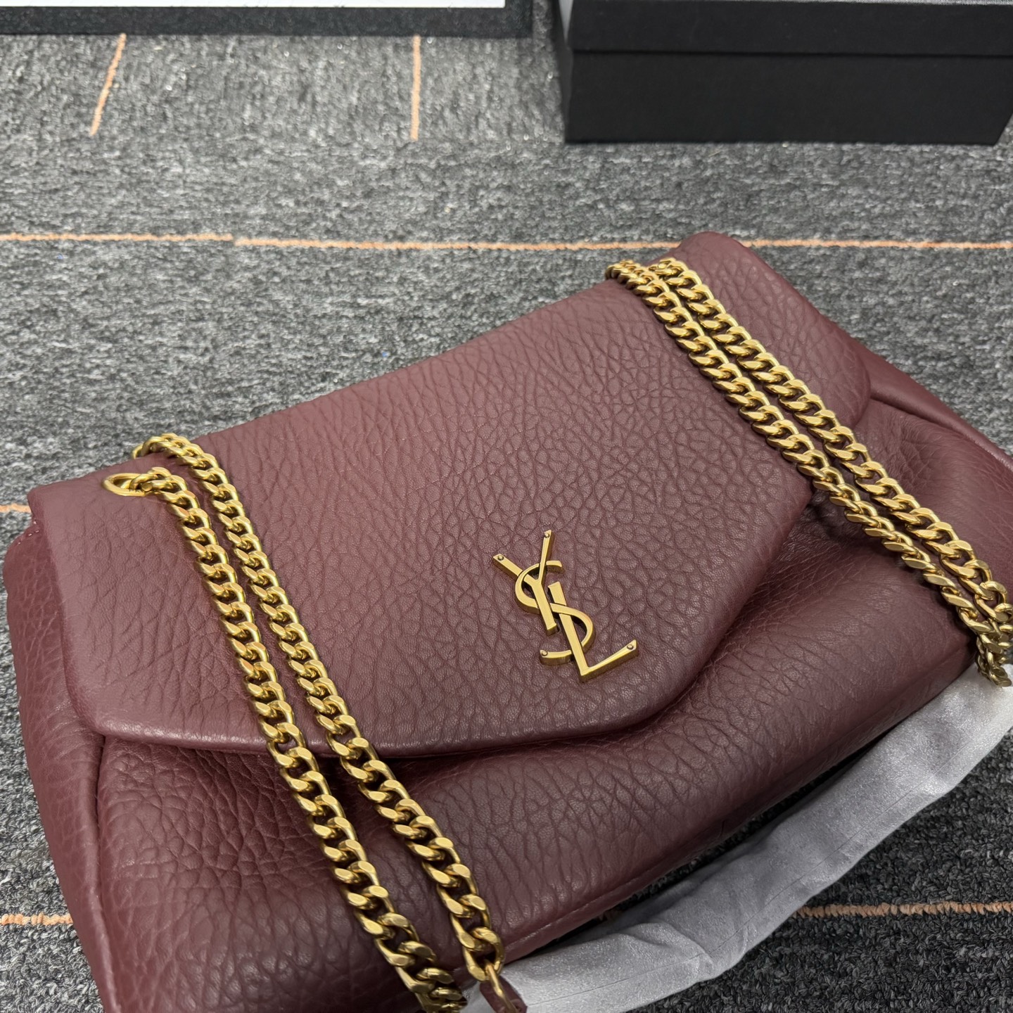 𝘾𝘼𝙇𝙔𝙋𝙎𝙊 简约而不失优雅圣罗兰的新标志性手袋！浓郁的法式风情！古铜色配件按扣开合、一个内部拉链口袋