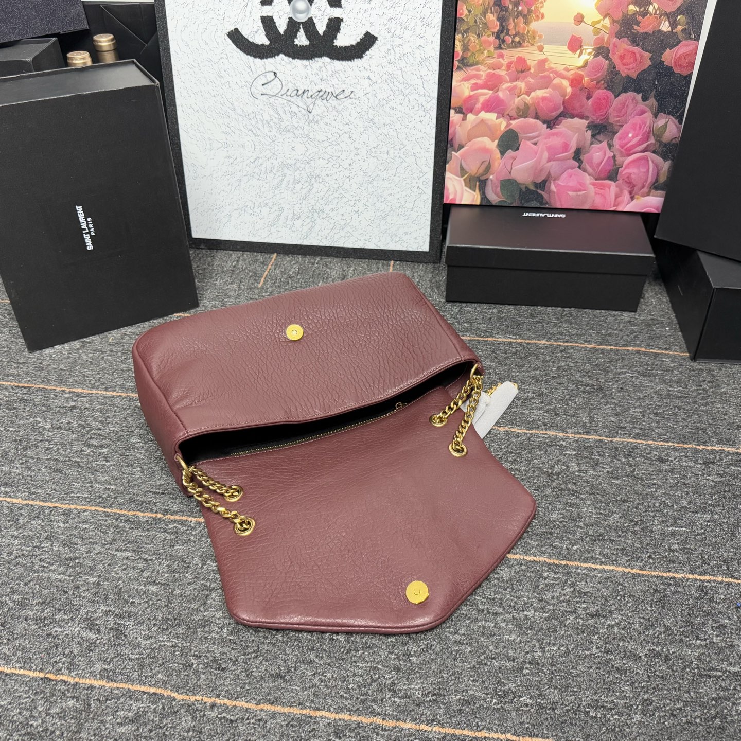 𝘾𝘼𝙇𝙔𝙋𝙎𝙊 简约而不失优雅圣罗兰的新标志性手袋！浓郁的法式风情！古铜色配件按扣开合、一个内部拉链口袋