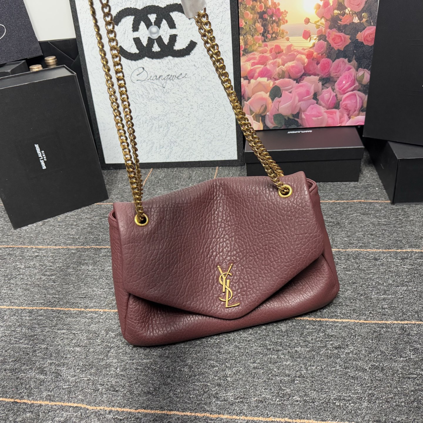 𝘾𝘼𝙇𝙔𝙋𝙎𝙊 简约而不失优雅圣罗兰的新标志性手袋！浓郁的法式风情！古铜色配件按扣开合、一个内部拉链口袋