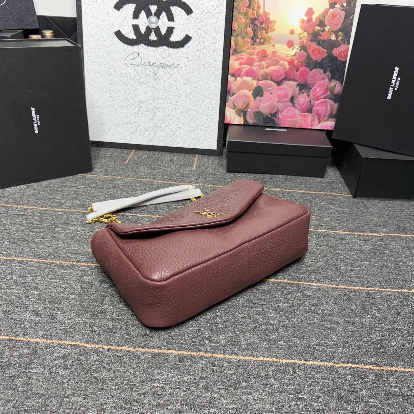 𝘾𝘼𝙇𝙔𝙋𝙎𝙊 简约而不失优雅圣罗兰的新标志性手袋！浓郁的法式风情！古铜色配件按扣开合、一个内部拉链口袋