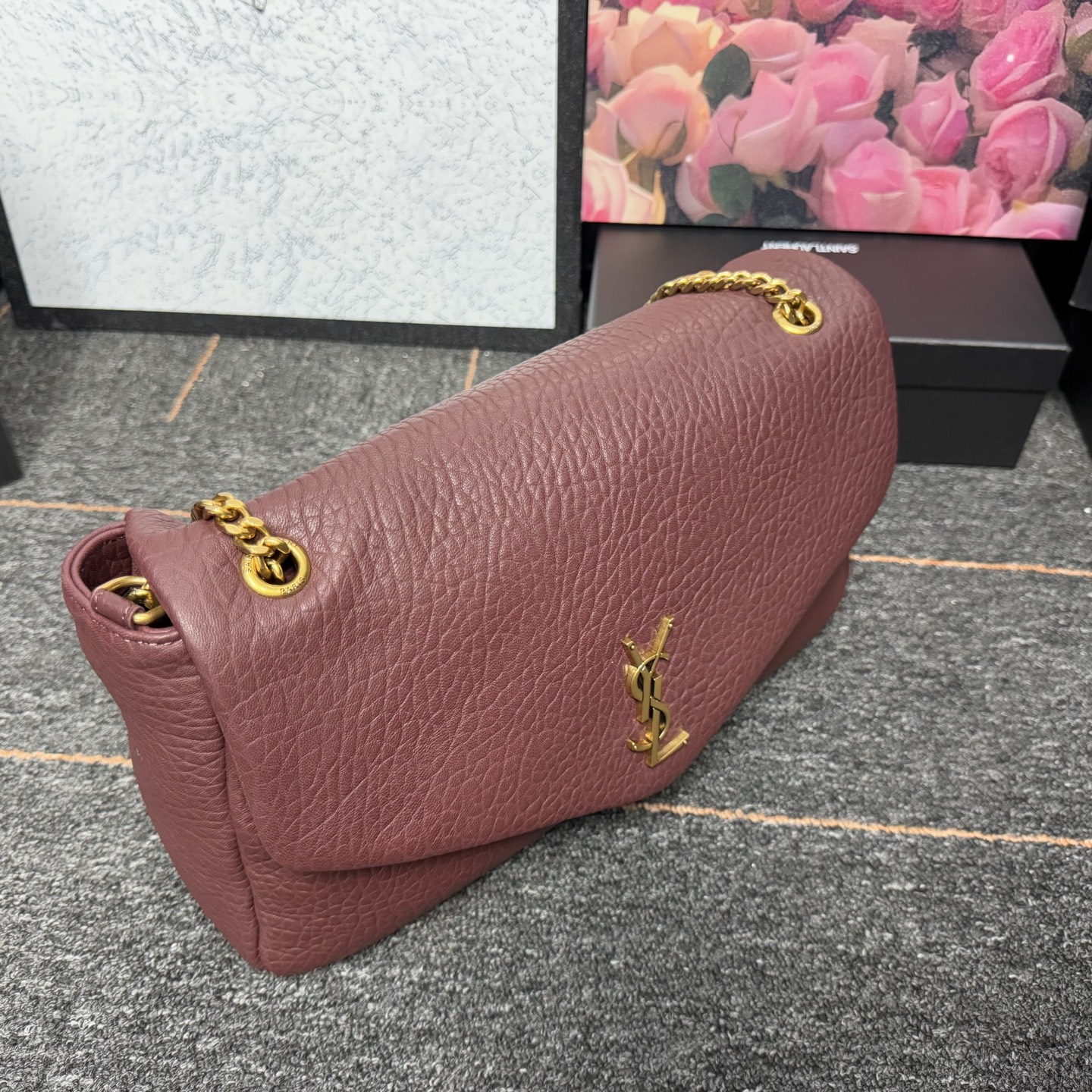 𝘾𝘼𝙇𝙔𝙋𝙎𝙊 简约而不失优雅圣罗兰的新标志性手袋！浓郁的法式风情！古铜色配件按扣开合、一个内部拉链口袋