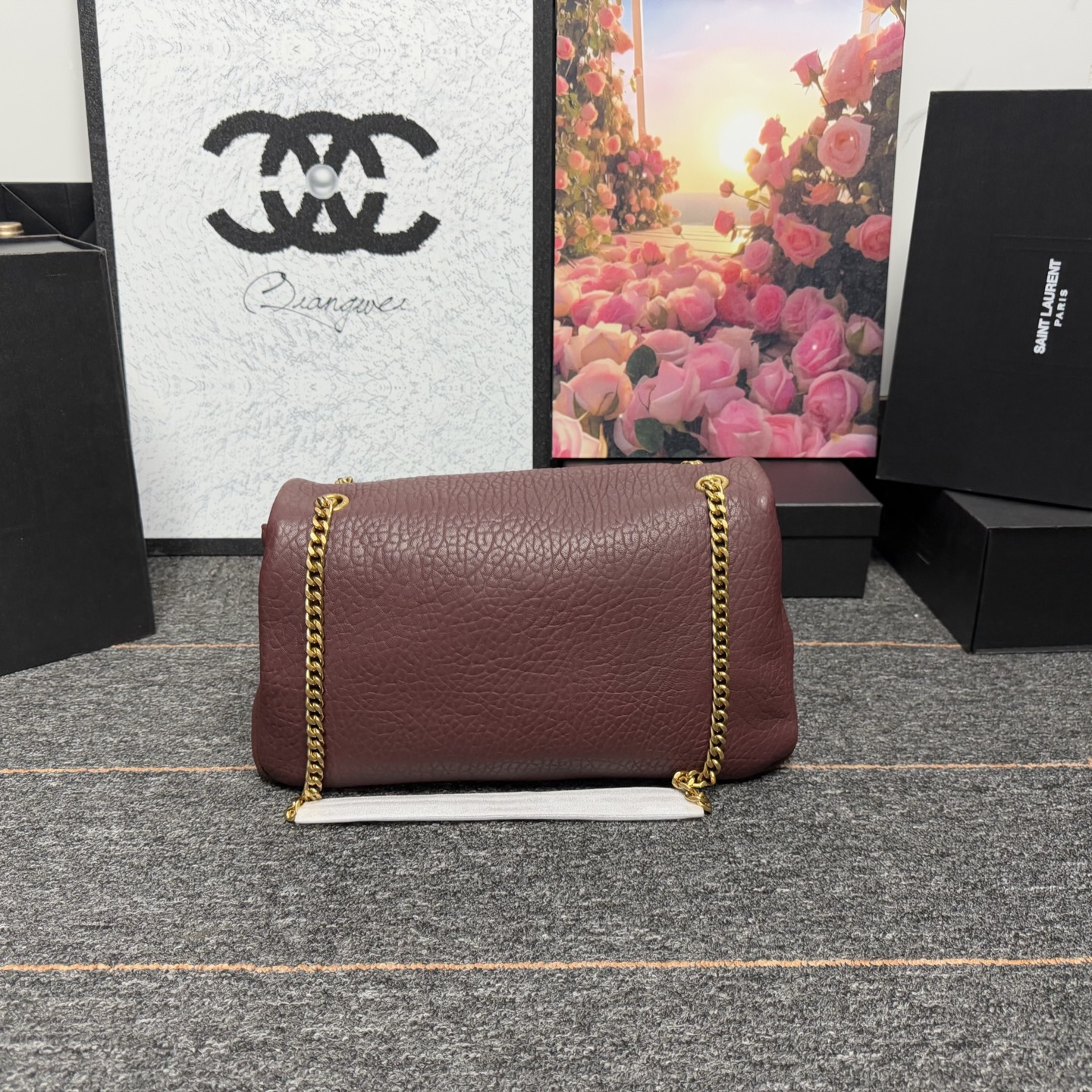 𝘾𝘼𝙇𝙔𝙋𝙎𝙊 简约而不失优雅圣罗兰的新标志性手袋！浓郁的法式风情！古铜色配件按扣开合、一个内部拉链口袋