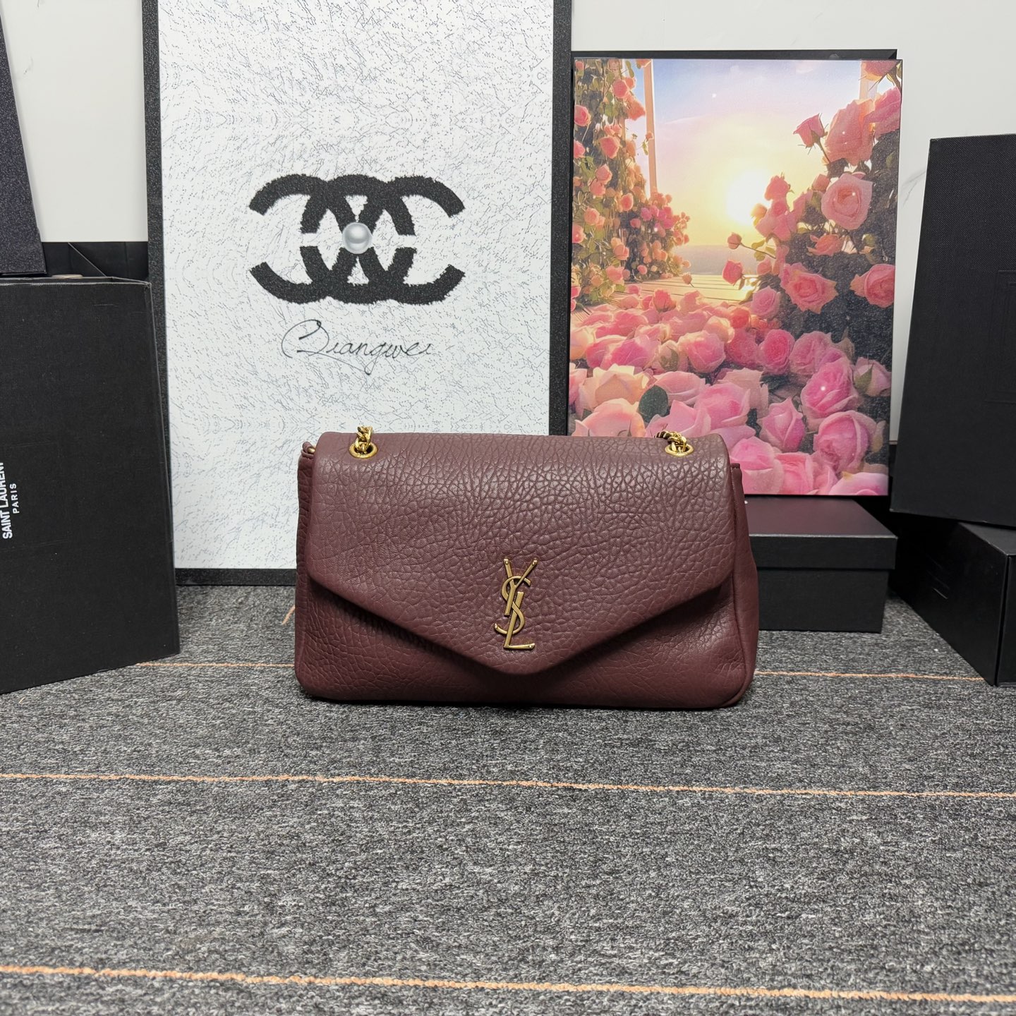 𝘾𝘼𝙇𝙔𝙋𝙎𝙊 简约而不失优雅圣罗兰的新标志性手袋！浓郁的法式风情！古铜色配件按扣开合、一个内部拉链口袋