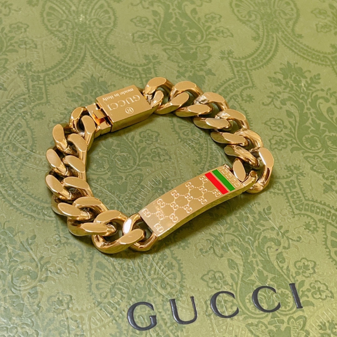 款新出炉Gucci古驰手链最新款的经典款精致无论款式质感都是绝对的顶尖feel只要看一眼就懂了原版log