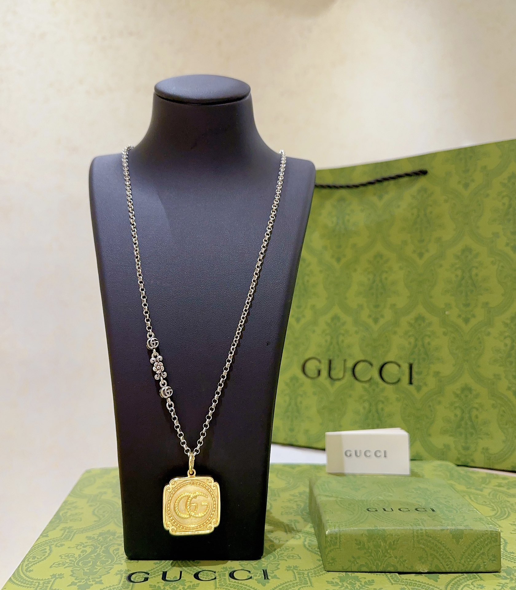 Online Sale
 Gucci Jewelry Necklaces & Pendants Vintage Chains