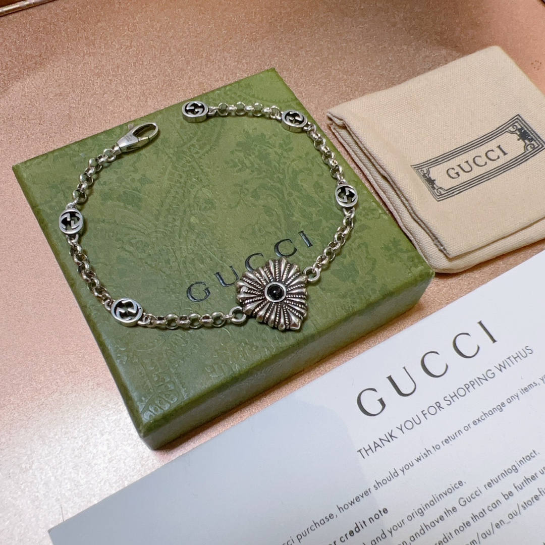 最新出炉🌼 Gucci古驰手链最新款的经典款 精致无论款式 质感 都是绝对的顶尖feel 只要看一眼就懂了 超 nice 搭配衣服最佳的选择 5
