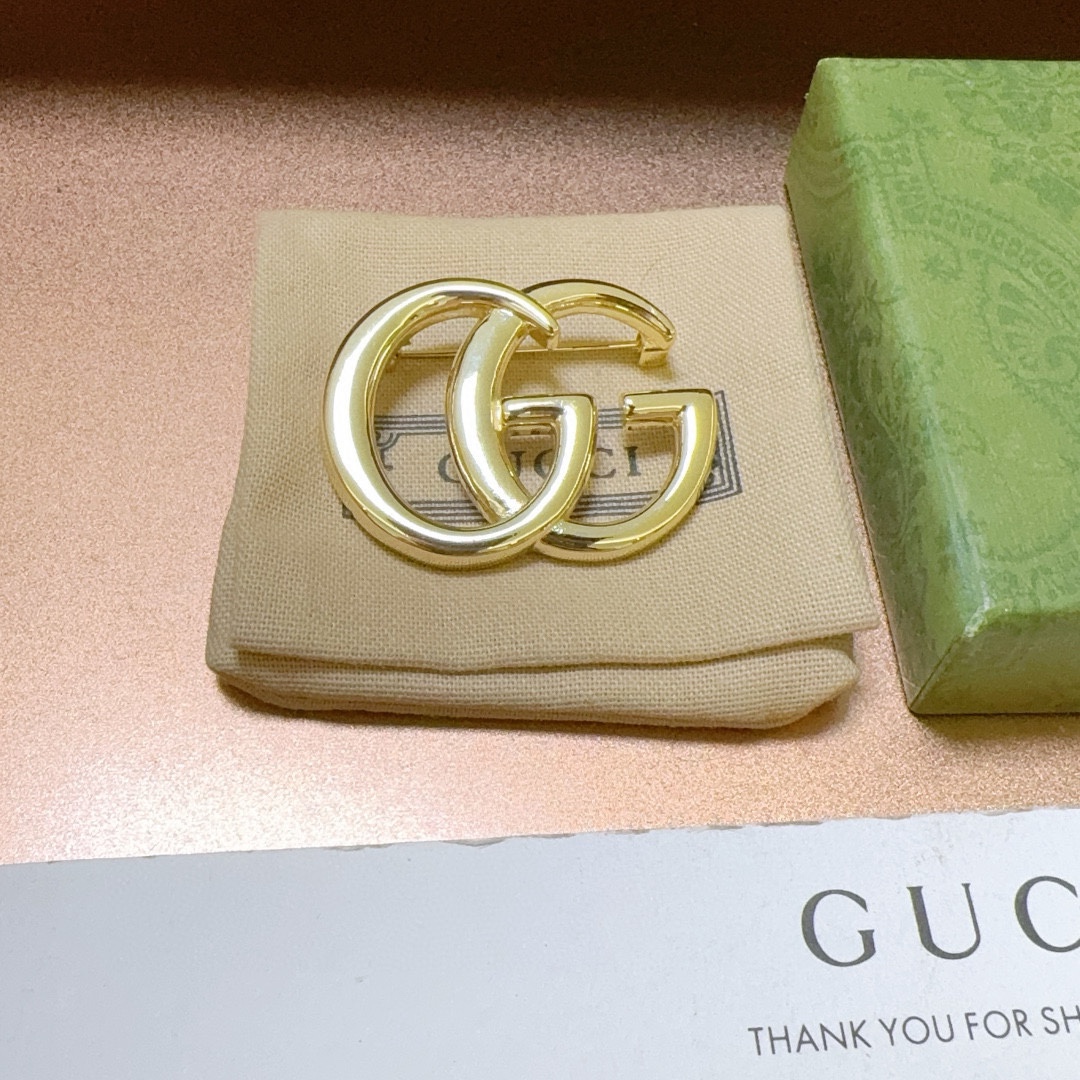 2024最新出炉🌼 Gucci古驰胸针最新款的经典款 精致无论款式 质感 都是绝对的顶尖feel 只要看一眼就懂了 超 nice 2