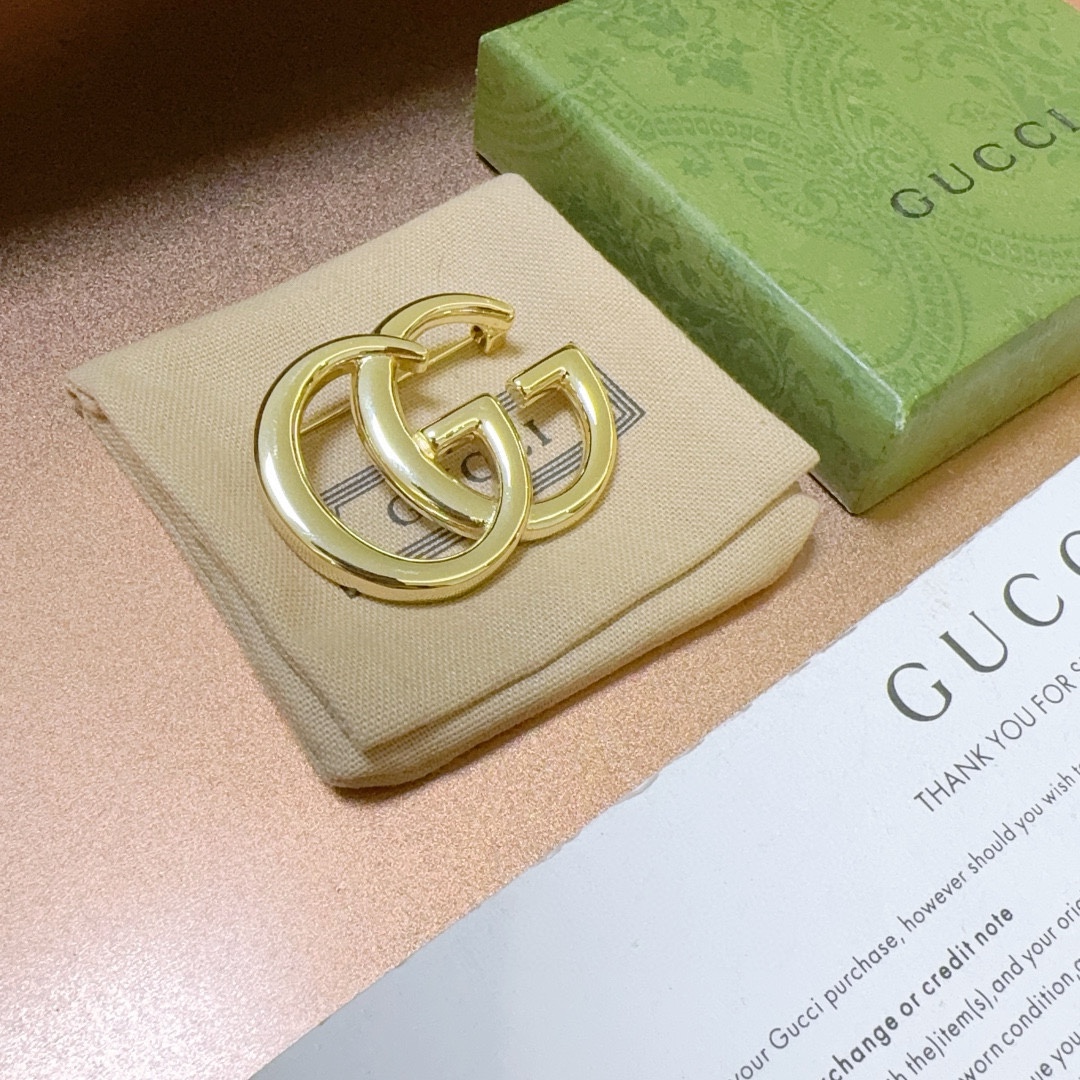 2024最新出炉🌼 Gucci古驰胸针最新款的经典款 精致无论款式 质感 都是绝对的顶尖feel 只要看一眼就懂了 超 nice 5