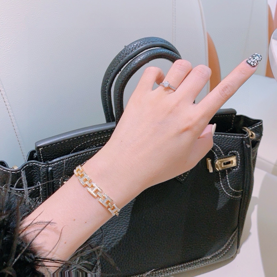 爱马仕手链 ❗️太考验师傅的手艺了 柜台包包款手链 高端定制 女神 都爱爱马仕火爆 手链 ✨😝超精赞   各路女神 明星 同款 高端材质镀金 2
