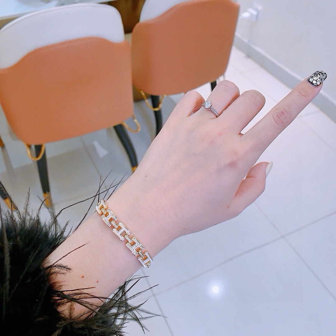 爱马仕手链 ❗️太考验师傅的手艺了 柜台包包款手链 高端定制 女神 都爱爱马仕火爆 手链 ✨😝超精赞   各路女神 明星 同款 高端材质镀金 6
