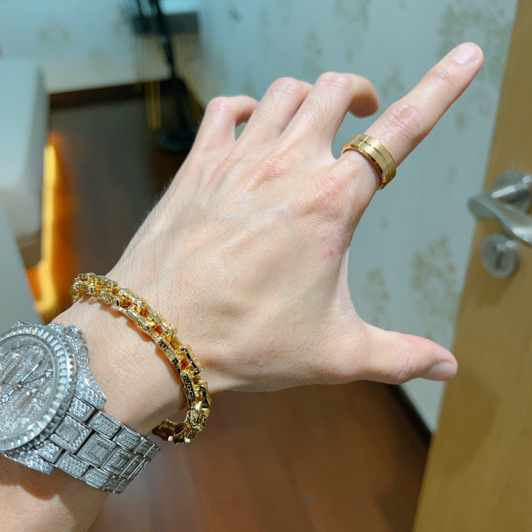 2024最新出炉土豪版手链 认准细节链身闪沙效果 独家高品质🌼 Gucci古驰手链最新款的经典款 精致无论款式 质感 都是绝对的顶尖feel 5