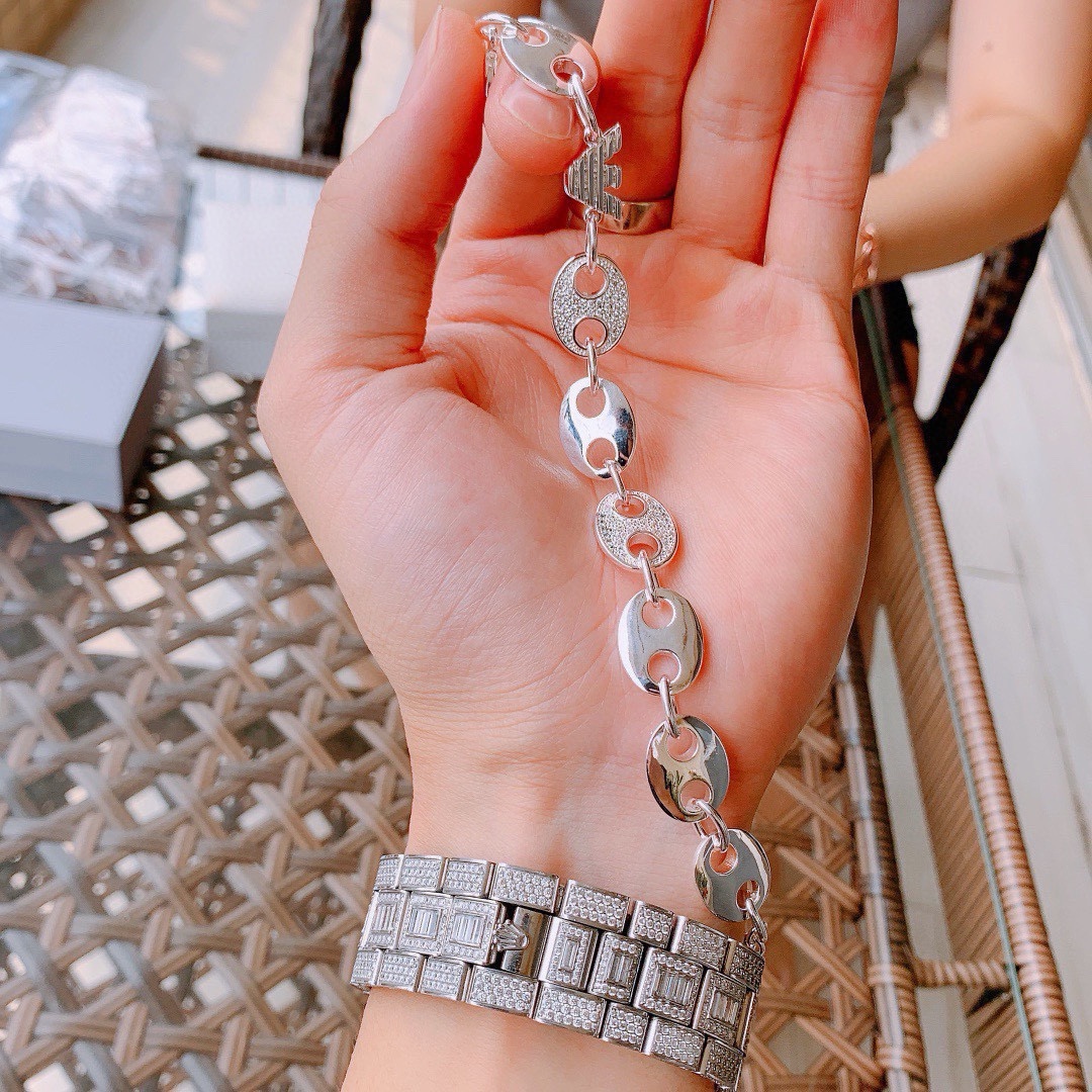 批90 🔜 阿玛尼手链Armani 官网同步阿玛尼手链男女同款💏阿玛尼足量总克 银手链唯美💍戒指❥手链‼️‼️简洁大气的双眼阿玛尼经典手链✨星星与钻石的碰撞💎穿搭点睛之笔,气质优雅低调不失奢华〰️🔷Armani ✔️