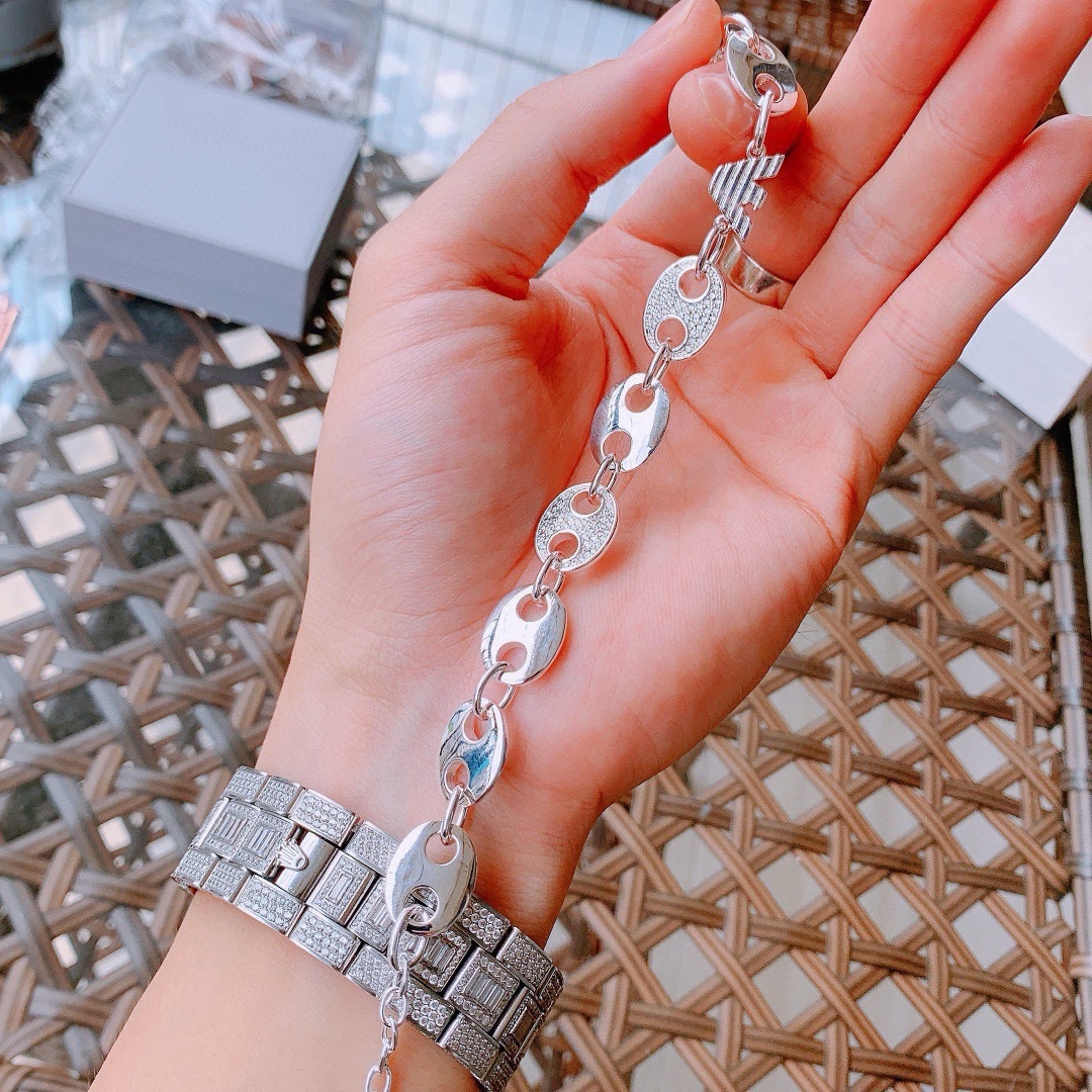 批90 🔜 阿玛尼手链Armani 官网同步阿玛尼手链男女同款💏阿玛尼足量总克 银手链唯美💍戒指❥手链‼️‼️简洁大气的双眼阿玛尼经典手链✨星星与钻石的碰撞💎穿搭点睛之笔,气质优雅低调不失奢华〰️🔷Armani ✔️