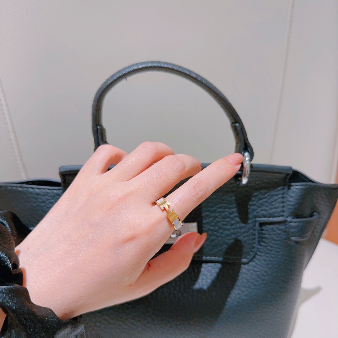 爱马仕戒指经典 大气上档次 猪鼻子 戒指💍最容易吸引人的经典爱马仕戒指 🐽 款 V金材质 18k金电镀 带logo 玫瑰金 超 n 6