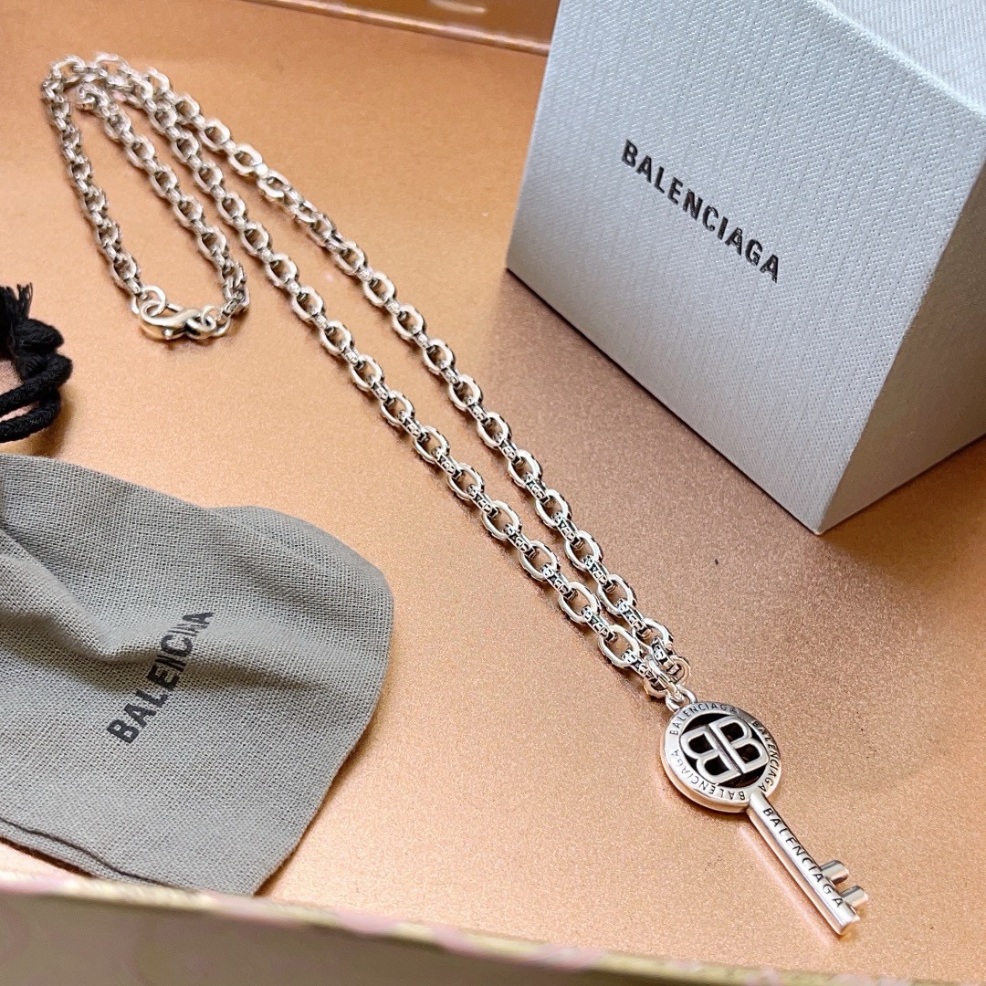Balenciaga luxury necklace 4