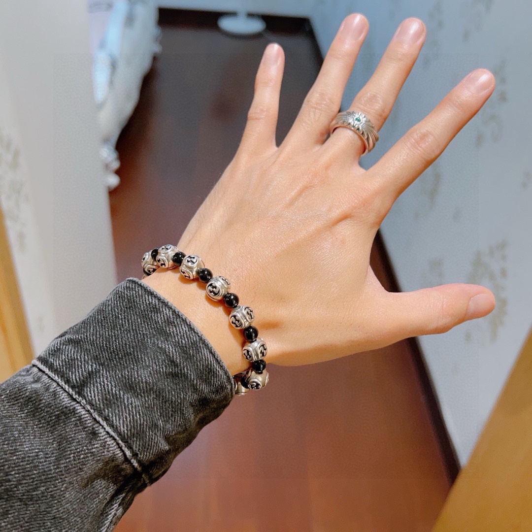 批150  𝐆𝐮𝐜𝐜𝐢古驰手链男女同款 最新款天然黑玛瑙手链档次更高明星同款Anger Forest系列双g黑玛瑙水晶手链
尺寸:16-24厘米
细节对版做旧处理 非市面亮面版型 非市面普通做工
这款一直在出 古驰里面热卖款 非常好搭配衣服👔👞