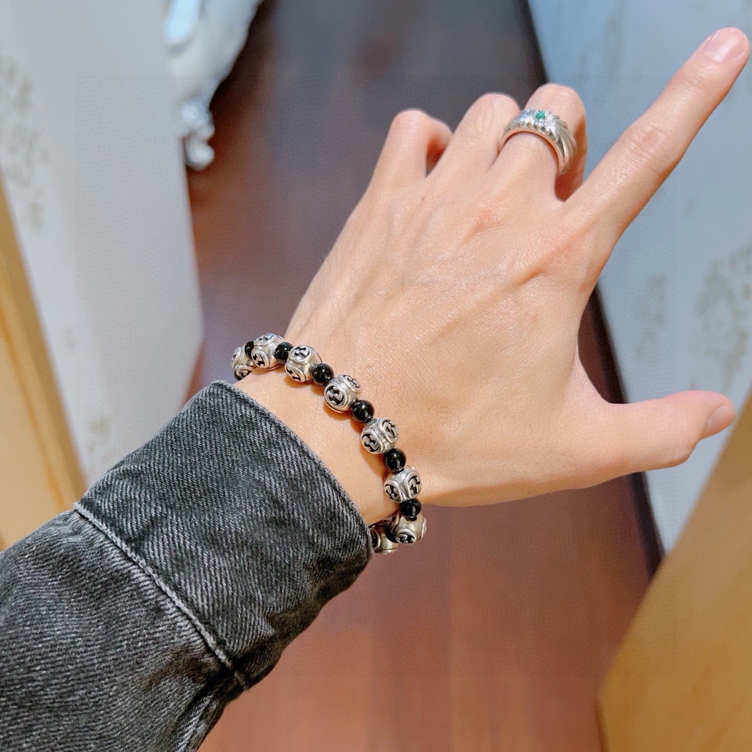 批150  𝐆𝐮𝐜𝐜𝐢古驰手链男女同款 最新款天然黑玛瑙手链档次更高明星同款Anger Forest系列双g黑玛瑙水晶手链
尺寸:16-24厘米
细节对版做旧处理 非市面亮面版型 非市面普通做工
这款一直在出 古驰里面热卖款 非常好搭配衣服👔👞