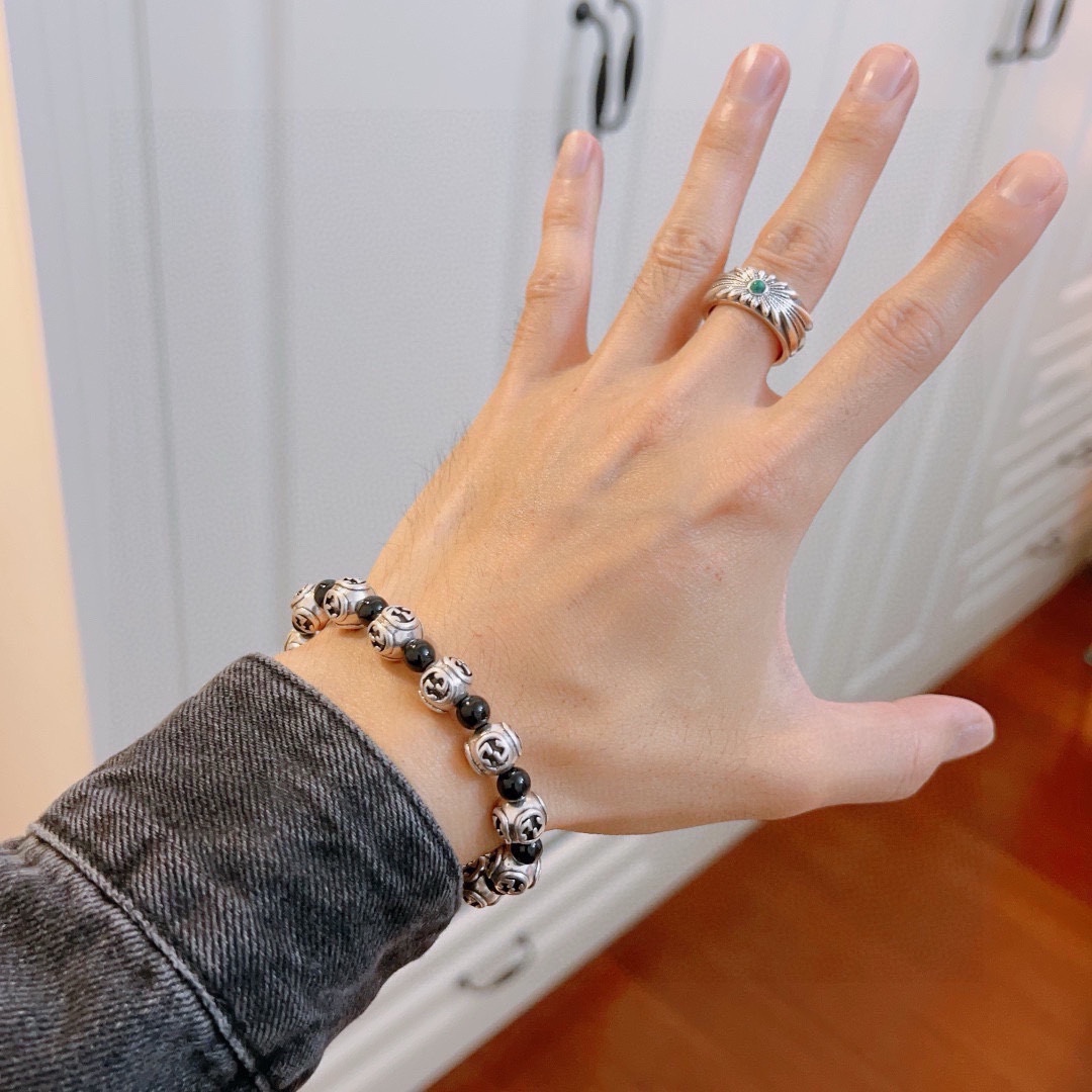 批150  𝐆𝐮𝐜𝐜𝐢古驰手链男女同款 最新款天然黑玛瑙手链档次更高明星同款Anger Forest系列双g黑玛瑙水晶手链
尺寸:16-24厘米
细节对版做旧处理 非市面亮面版型 非市面普通做工
这款一直在出 古驰里面热卖款 非常好搭配衣服👔👞