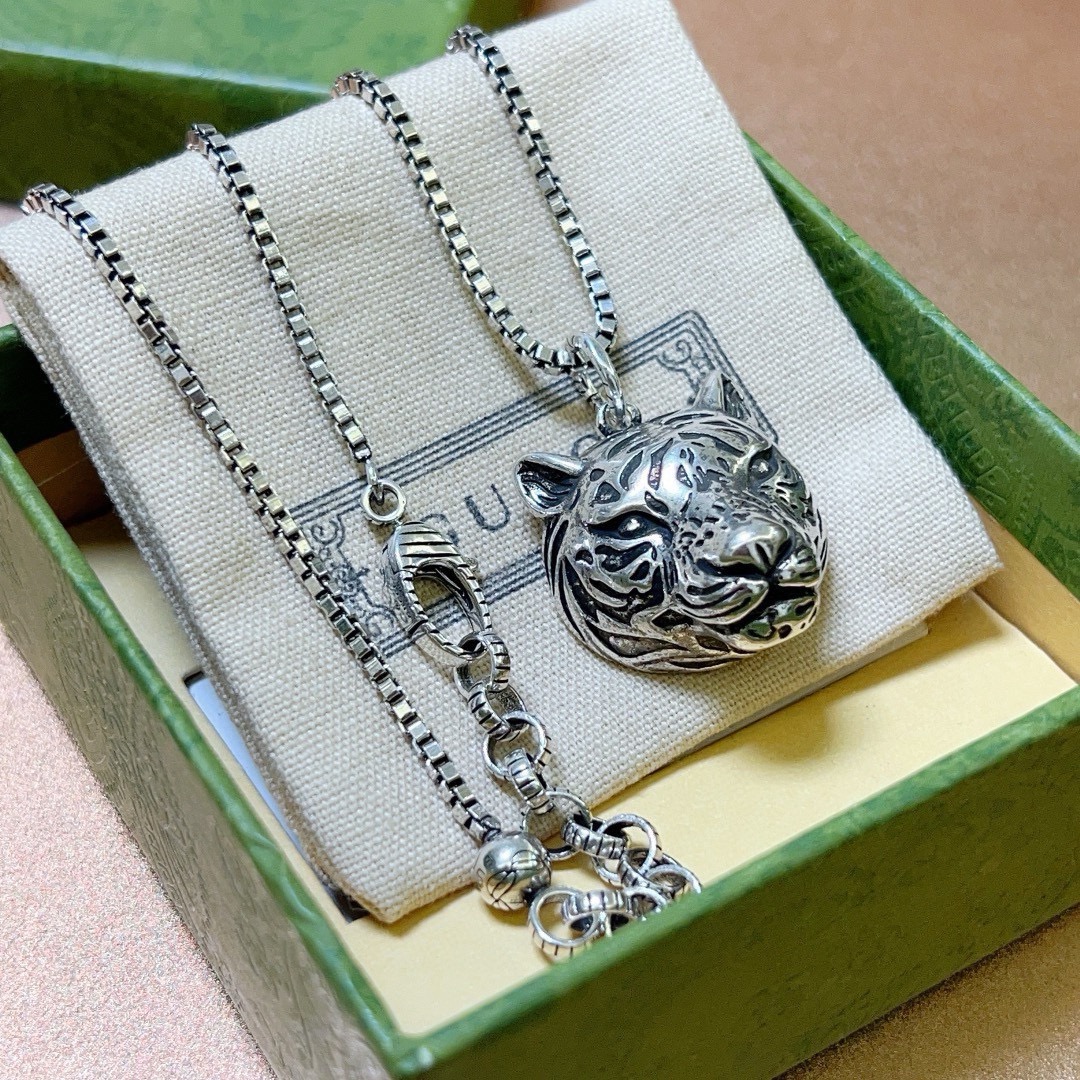 批100。    𝐆𝐮𝐜𝐜𝐢古驰项链最新款链条档次更高明星同款Anger Forest系列双G经典款项链系列古驰项链
细节对版做旧处理 非市面亮面版型 
这款一直在出 古驰里面热卖款 非常好搭配潮流衣服👔🥿