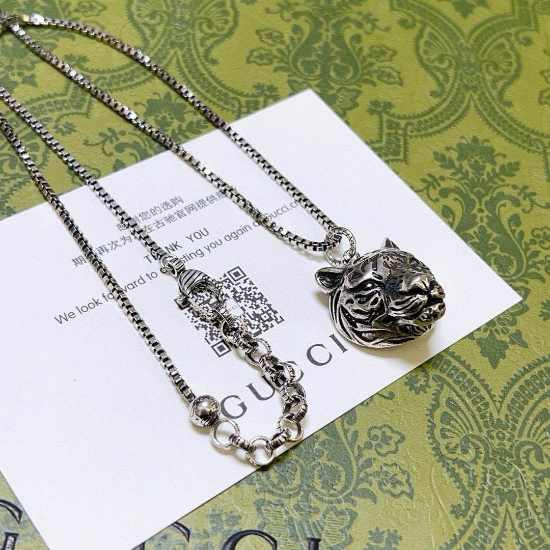 批100。    𝐆𝐮𝐜𝐜𝐢古驰项链最新款链条档次更高明星同款Anger Forest系列双G经典款项链系列古驰项链
细节对版做旧处理 非市面亮面版型 
这款一直在出 古驰里面热卖款 非常好搭配潮流衣服👔🥿