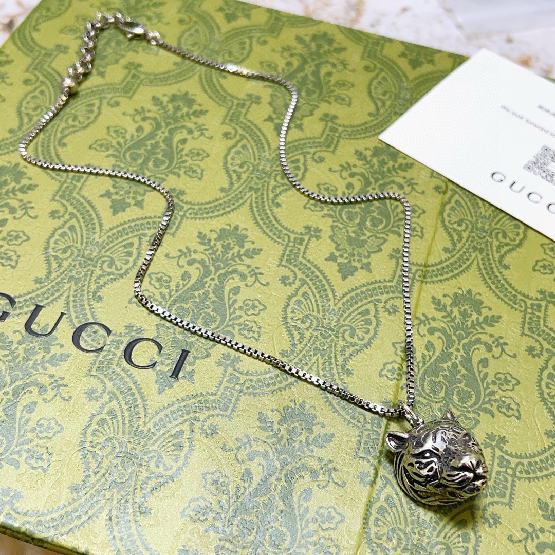 批100。    𝐆𝐮𝐜𝐜𝐢古驰项链最新款链条档次更高明星同款Anger Forest系列双G经典款项链系列古驰项链
细节对版做旧处理 非市面亮面版型 
这款一直在出 古驰里面热卖款 非常好搭配潮流衣服👔🥿