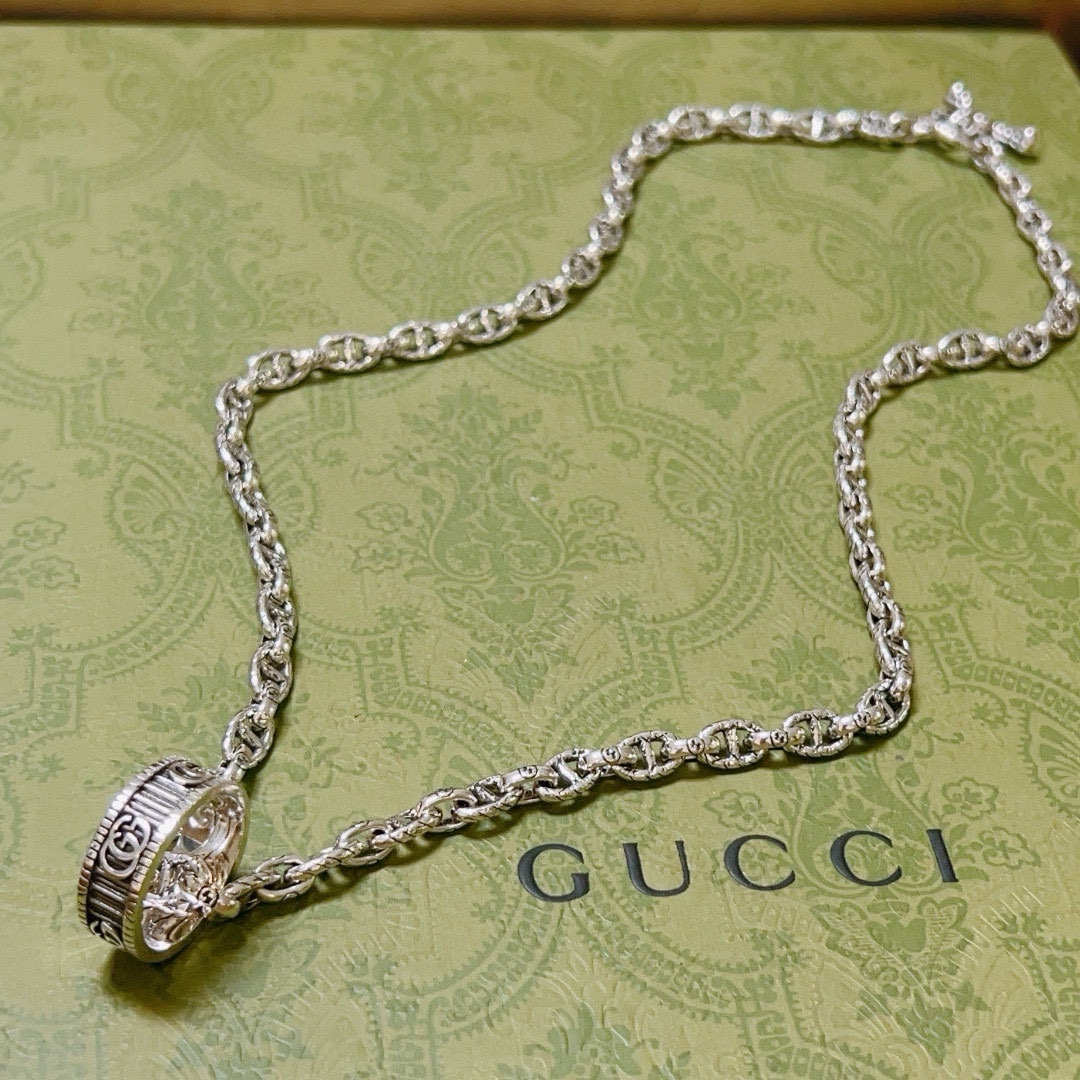 NO:106753,No explosion or release, the first choice for online celebrities selling goods in Douyin, the latest model of Gucci necklace, the chain grade is higher, the same style as star Anger Forest series double G design concept retro Gucci necklace, makes high-end clothes more elegant, and makes them more brand-name and personality when going out, details are used to treat the version, non-market bright style, this model has been released, Gucci is very easy to match, fine jewelry, gucci, necklace19860909批  不爆不发 抖音带货网红首选 古驰项链最新款链条档次更高明星同款Anger Forest系列双g设计理念复古古驰项链 让高档的衣服搭配更有气质 出去更有牌面和个性 细节对版做旧处理 非市面亮面版型 这款一直在出 古驰里面热卖款 非常好搭配,饰品精品,gucci,necklace,Jewelry