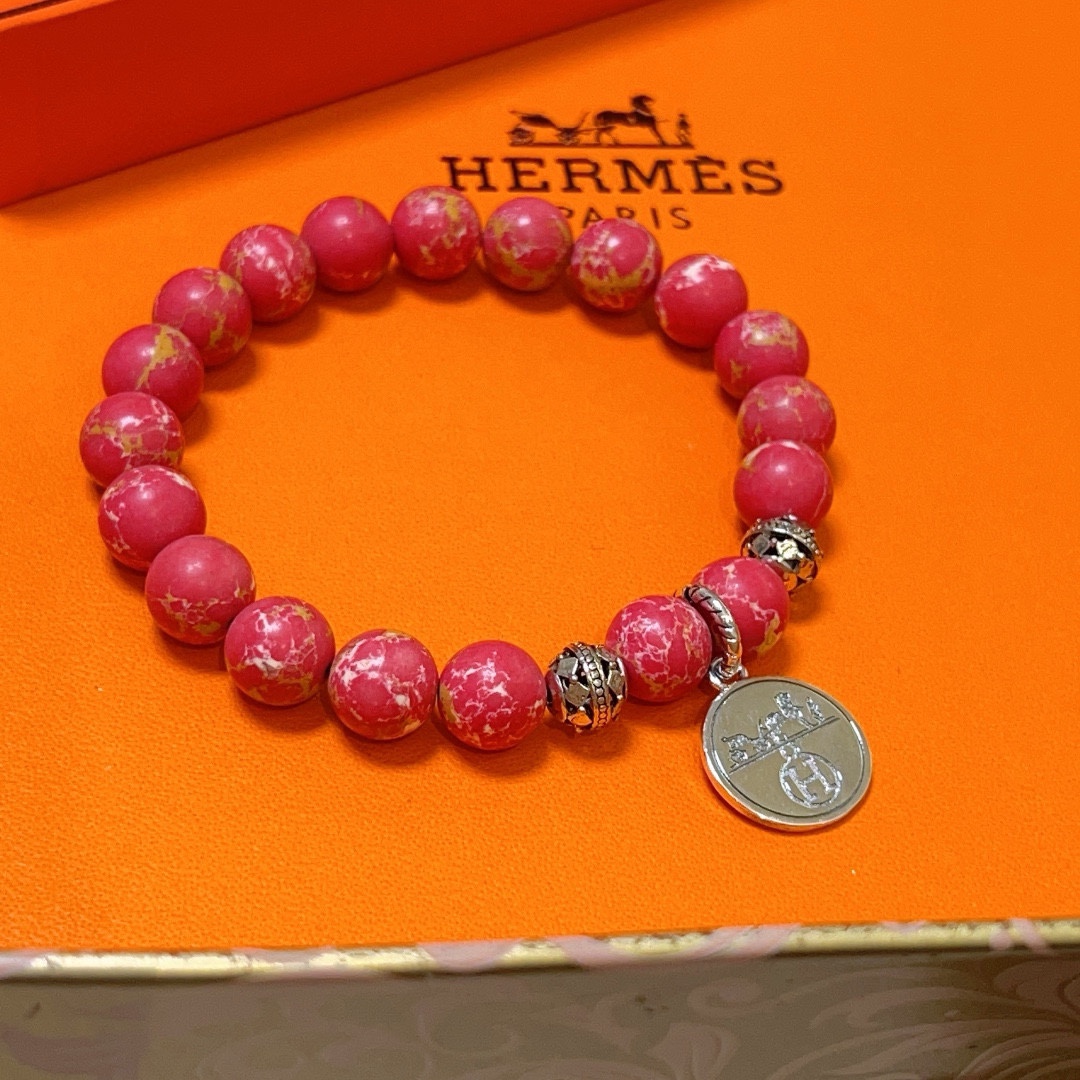 NO:106750,Hermes bracelets are the same as men and women. The latest crystal bracelets are higher in grade. Stars are the same as Anger Forest series double g snakeskin stone bracelet crystal. Size: 16-24 cm. Details are used to treat the old version. Non-market bright style. This one is always being made on the market. Gucci is the best-selling model. Very easy to match clothes, jewelry quality, gucci, hermes, bracelet, snakeskin19860909批 爱马仕手链男女同款 最新款水晶手链档次更高明星同款Anger Forest系列双g蛇皮石手链水晶 尺寸:16-24厘米 细节对版做旧处理 非市面亮面版型 非市面普通做这款一直在出 古驰里面热卖款 非常好搭配衣服,饰品精品,gucci,hermes,bracelet,snakeskin,Jewelry