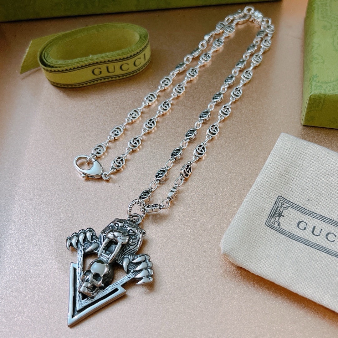 NO:106760,Comment. No explosion or release. The new model of Gucci official website is updated simultaneously. The first choice for Douyin Internet celebrities to sell goods. Gucci necklace has a higher chain. The same style. Anger Forest series double-g pattern Gucci necklace. Hoist custom necklace. Details are used to treat the version. Non-market glossy style. This model has been released. Gucci is very easy to match. Good accessories, gucci, necklace.19860909批. 不爆不发 古驰官网新款同步更新 抖音带货网红首选 古驰项链最新款链条档次更高明星同款Anger Forest系列双g图案古驰项链葫芦定制项链 细节对版做旧处理 非市面亮面版型 这款一直在出 古驰里面热卖款 非常好搭配,饰品精品,gucci,necklace,Jewelry