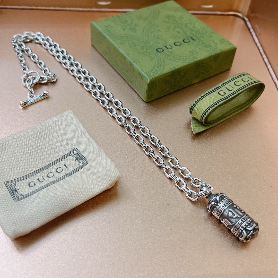 NO:106765,The latest model of Gucci necklace is higher in chain grade, star style, the same style, Anger Forest series double G new Gucci necklace, the chain length is 60 cm, the length can be changed, the details are used to treat the version, the non-market bright style, this model has been released, the best selling model in Gucci is very easy to match with trendy clothes, fine accessories, gucci, necklace19860909批古驰项链最新款链条档次更高明星同款Anger Forest系列双G新款古驰项链 链长60厘米可改长度 细节对版做旧处理 非市面亮面版型 这款一直在出 古驰里面热卖款 非常好搭配潮流衣服,饰品精品,gucci,necklace,Jewelry