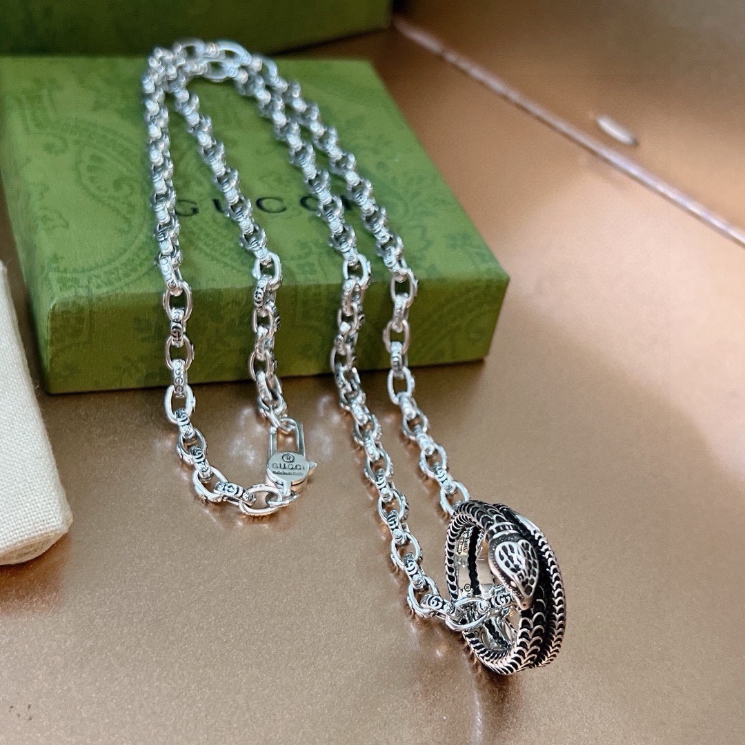 NO:106766,Praise, no explosion, no release, the first choice for online celebrities selling goods in Douyin, the latest model of Gucci necklace, the chain grade is higher, the same style as star Anger Forest series double g science fiction retro necklace, makes high-end clothes more elegant, and makes them more brand-name and personality when going out, details are used to treat the version, non-market bright style, this model has been released, Gucci is very easy to match, fine jewelry, gucci, necklace19860909批 不爆不发 抖音带货网红首选 古驰项链最新款链条档次更高明星同款Anger Forest系列双g科幻复古项链 让高档的衣服搭配更有气质 出去更有牌面和个性 细节对版做旧处理 非市面亮面版型 这款一直在出 古驰里面热卖款 非常好搭配,饰品精品,gucci,necklace,Jewelry