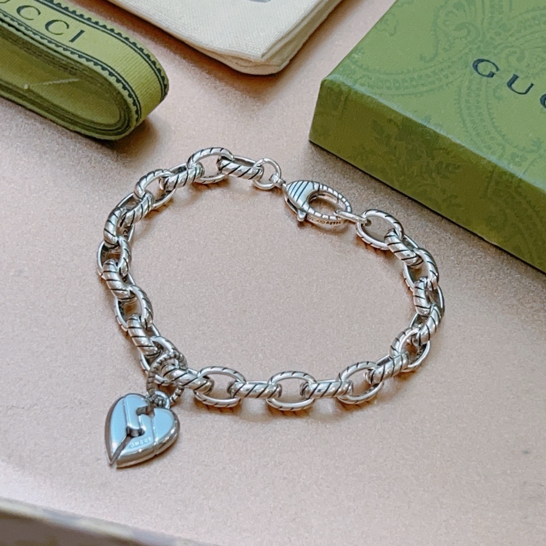 NO:106773,. The latest release of Gucci Gucci bracelets. The latest classic style is exquisite, regardless of style or texture. You can understand the original logo at a glance. Super nice. The best choice for matching clothes. It is a must-have artifact for men and women. The number of codes is 18.20.22 cm, jewelry quality, gucci, gucci, bracelet19860909批. 最新出炉 Gucci古驰手链最新款的经典款 精致无论款式 质感 都是绝对的顶尖feel 只要看一眼就懂了原版logo 超 nice 搭配衣服最佳的选择,男女同款必备神器 码数18.20.22厘米,饰品精品,gucci,gucci,bracelet,Jewelry