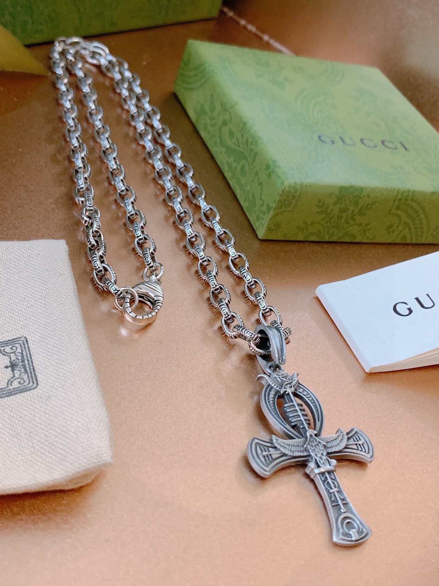 NO:106777,The latest model of Gucci necklace is higher in chain grade, star-like Anger Forest series double G cross wing Gucci necklace, chain length 60 cm can be changed, details are used to treat the version, non-market glossy version, this model has been released, Gucci is very easy to match with trendy clothes, jewelry quality, gucci, necklace19860909批古驰项链最新款链条档次更高明星同款Anger Forest系列双G十字架翅膀古驰项链 链长60厘米可改长度 细节对版做旧处理 非市面亮面版型 这款一直在出 古驰里面热卖款 非常好搭配潮流衣服,饰品精品,gucci,necklace,Jewelry