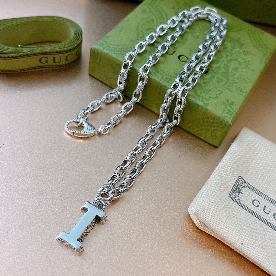 NO:106781,The latest model of Gucci necklace is higher in chain grade, star-like letter pendant classic style Anger Forest series double G Gucci necklace chain length 60 cm can be changed length Details are used to treat the version, non-market glossy version This model has been released. Gucci is very easy to match with trendy clothes, jewelry quality, gucci, necklace19860909批 古驰项链最新款链条档次更高明星同款字母吊坠经典款Anger Forest系列双G古驰项链 链长60厘米可改长度 细节对版做旧处理 非市面亮面版型 这款一直在出 古驰里面热卖款 非常好搭配潮流衣服,饰品精品,gucci,necklace,Jewelry
