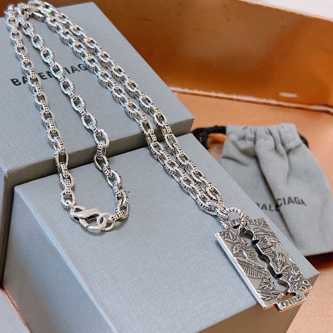 Balenciaga luxury necklace 4