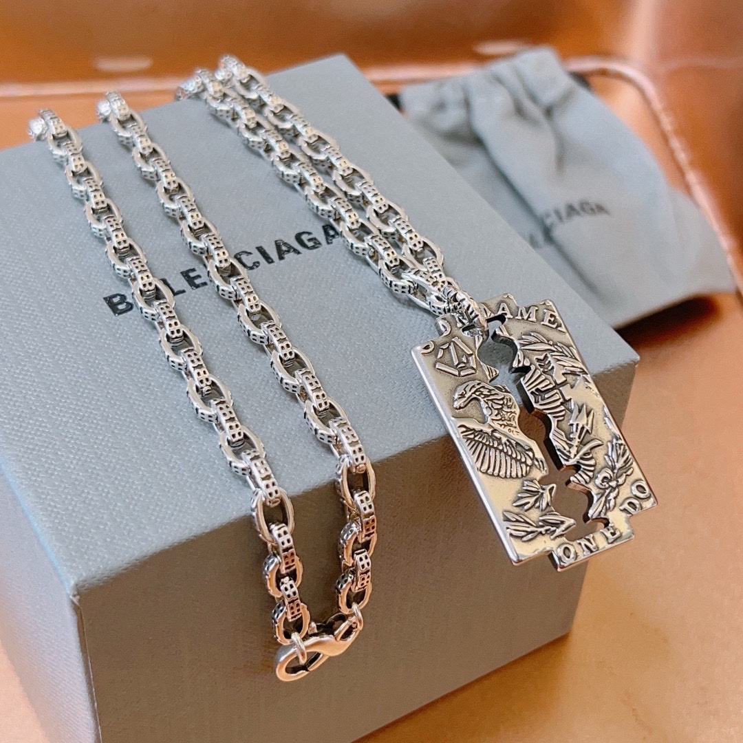 Balenciaga luxury necklace 5