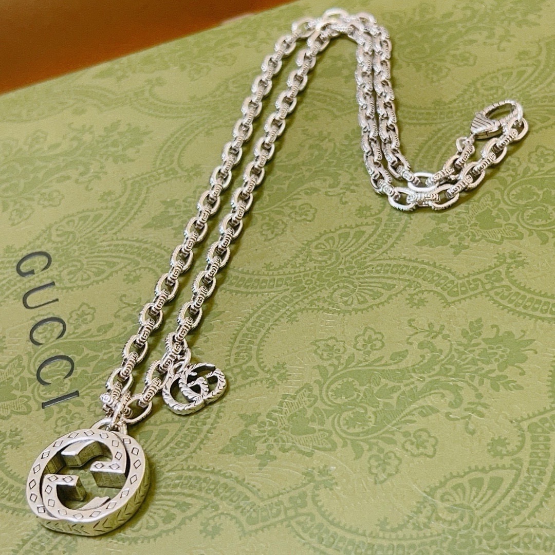 NO:106780,Batch: New products are released without any explosion. The first choice for online celebrities selling goods on Douyin. The latest model of Gucci necklace is higher in chain grade. The same style of Anger Forest series double G design concept retro pattern necklace makes high-end clothes more elegant and more brand-name and personality when going out. Details are used to treat the version. Non-market bright style. This model has been released. Gucci is very good at matching. Premium accessories, gucci, necklace19860909批  新品发布不爆不发 抖音带货网红首选 古驰项链最新款链条档次更高明星同款Anger Forest系列双g设计理念复古图案项链 让高档的衣服搭配更有气质 出去更有牌面和个性 细节对版做旧处理 非市面亮面版型 这款一直在出 古驰里面热卖款 非常好搭配,饰品精品,gucci,necklace,Jewelry