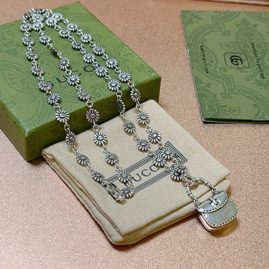 NO:106769,The latest model of Gucci necklaces is higher in chain grade, star style, the same style, Anger Forest series, double G classic necklace, European and American Gucci bags, fashionable and casual style, Gucci series retro silver necklace, chain length 60 cm, details are used to treat the version, non-market glossy style, this model has been released, Gucci is popular in it, very easy to match with trendy clothes, jewelry quality, gucci, necklace19860909批古驰项链最新款链条档次更高明星同款Anger Forest系列双G经典款项链欧美古驰包包时尚休闲风系列古驰系列复古银项链 链长60厘米 细节对版做旧处理 非市面亮面版型 这款一直在出 古驰里面热卖款 非常好搭配潮流衣服,饰品精品,gucci,necklace,Jewelry