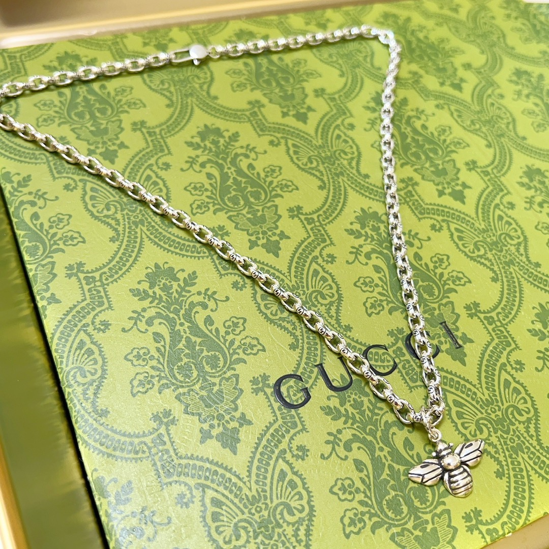 NO:106799,Batch New product release Gucci necklace latest model chain grade higher star style Anger Forest series double G classic bee design concept necklace series retro silver necklace details old version non-market glossy version This model has been released. Gucci is very easy to match with trendy clothes, jewelry quality, gucci, necklace19860909批 新品发布 古驰项链最新款链条档次更高明星同款Anger Forest系列双G经典款蜜蜂设计理念项链系列复古银项链 细节对版做旧处理 非市面亮面版型 这款一直在出 古驰里面热卖款 非常好搭配潮流衣服,饰品精品,gucci,necklace,Jewelry