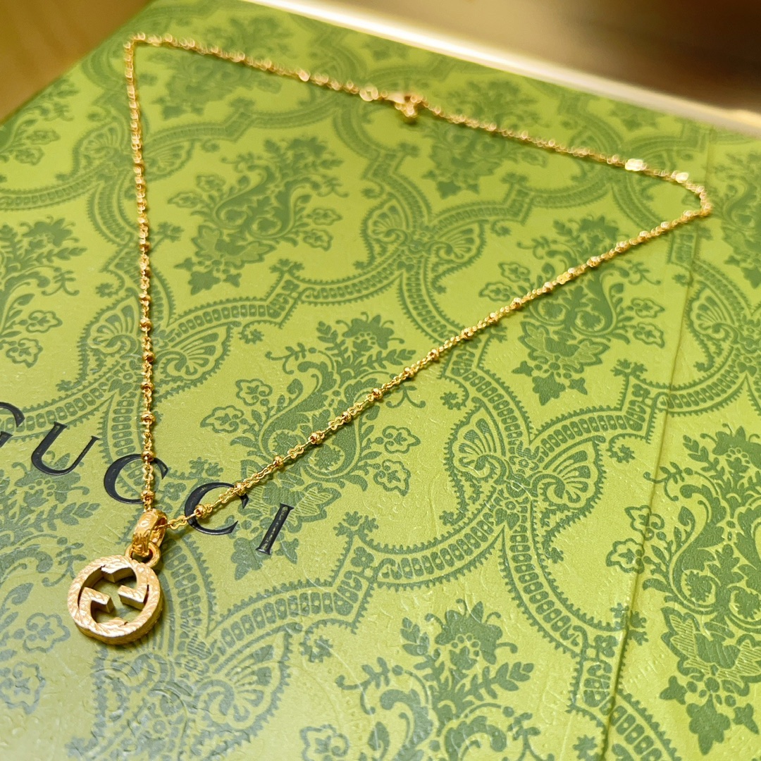 NO:106801,The latest model of Gucci necklace is higher in chain grade, star-like Anger Forest series double G Gucci necklace Gucci gold necklace European and American trendy details are used to treat the version, non-market glossy style This model has been released. Gucci is very easy to match with trendy clothes, jewelry quality, gucci, necklace19860909批 古驰项链最新款链条档次更高明星同款Anger Forest系列双G古驰项链 古驰金色项链欧美潮流风 细节对版做旧处理 非市面亮面版型 这款一直在出 古驰里面热卖款 非常好搭配潮流衣服,饰品精品,gucci,necklace,Jewelry